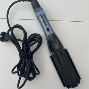 Locktång  - Säljer en av mina vågtänger då jag har för kort hår att våga. Bra skick och fungerar utan problem, lite repig. Är en toni&guy.