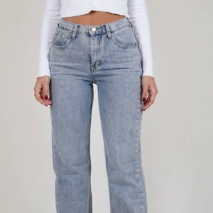 Venderbys jeans strl S - Nu säljer jag mina fina venderbys jeans köpa för ett halvår sen. Säljer de pga att de va lite förstora för mig men annars är de hur fina som helst. Köpte de för 700kr💕  går att pruta ner
