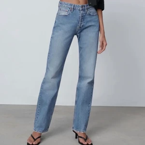 Mid rise straight - Säljer mina mid rise straight jeans från zara (bild 1) nyskick, inga defekter eller så! 💙Köp direkt 600+frakt💙 annars buda, kan tänka mig att byta till den ljusblå eller grå färgen också så skriv om du har det! Eller skriv till mig om du säljer ljusblå/grå strlk 36 så köper jag!