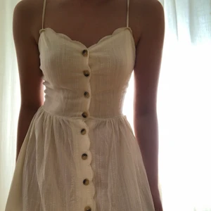 Klänning från H&M - Superfin sommrig klänning från H&M som går ner ca 20 under knäna på mig som är 160 cm🤍🤍 Passar allt från storlek 34-38 då materialet är väldigt stretchigt i bysten samt midjan :)