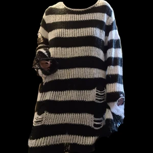 Killstar stickat randig - Storlek Large. Knappt använd, betalning via swish🦇🖤