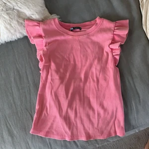 Rosa tröja med volanger  - Storlek M men liten i storleken och lite kortare i modellen, passar mig som har S i vanliga fall. Super fin och använd 2 gånger därav i super bra skick! Från zara 