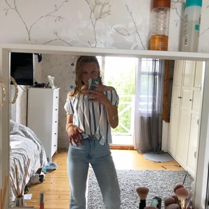 Off shoulder top - Vero Moda - Vit och blå randig. Vid nertill. Säljer för att den är för liten. Köpare står för frakt. Jag är 172 cm.