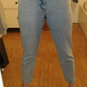 Gina Tricot jeans strl 42 - Blåa jeans med kortare ben på mig som är 175 cm. Inte mycket använda och i perfekt skick! 🎉 Anledning till varför jag säljer dessa är för att de är förtajta i låren tyvärr. 