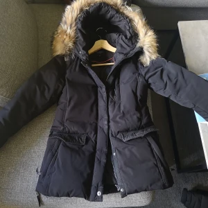 Hollies jacka st S - En jätte fint hollies jacka st S, kommer inte till användning tyvärr. 