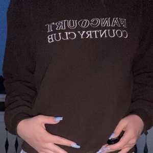 brun tröja  - brun sweatshirt me tryck! fleece material, så sjukt mysig nu för hösten o vintern 🤎🤎