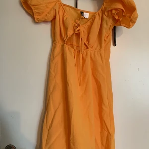 Klänning - En jätte söt klänning från hm i strl 36 oanvänd pga av fel storlek !