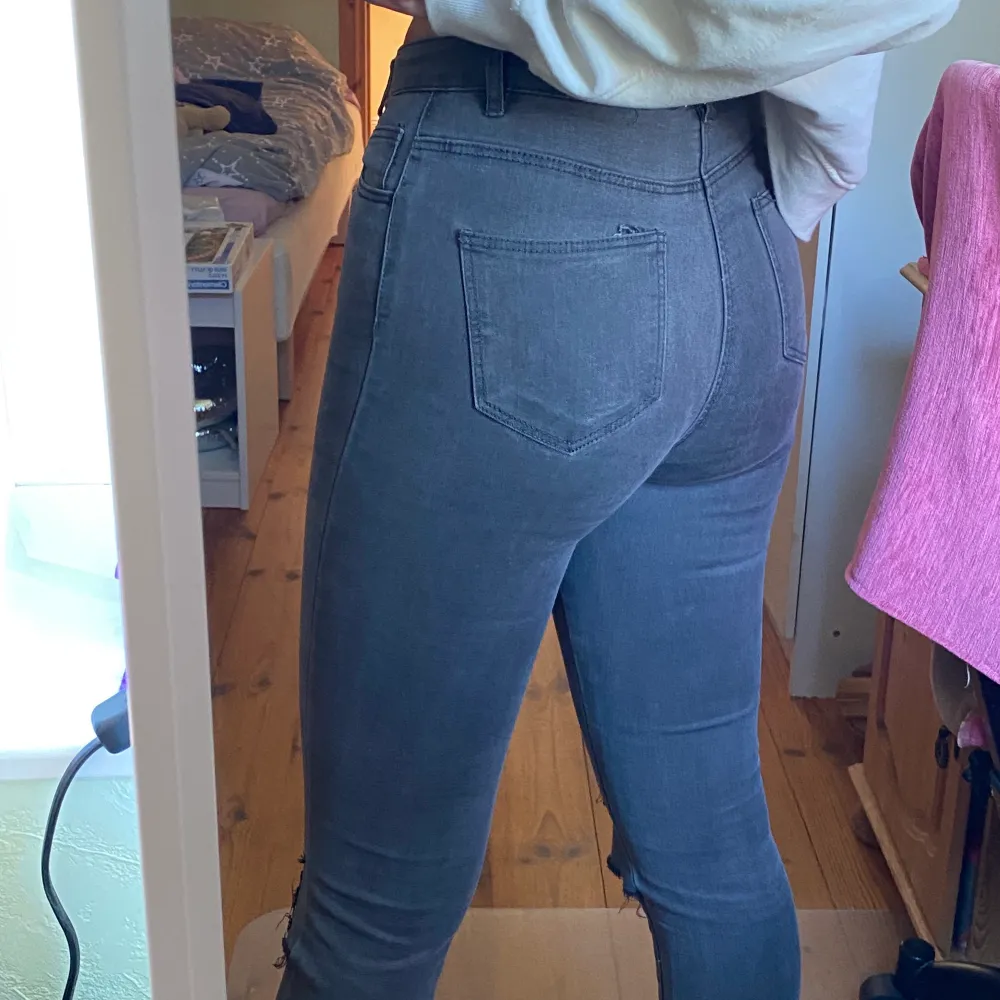 Skitsnygga gråa jeans från Luisa Lion x NA-KD med hål i knäna. Aldrig använda. Väldigt storlekstrogna och sitter bra överallt! . Jeans & Byxor.