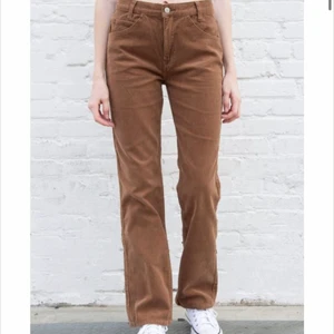 Jada corduroy pants  - Lågmidjade bruna jeans från brandy Melville, de är uppsprättade längst ner vid benet vilket gör de lite längre❤️ 200 + frakt 