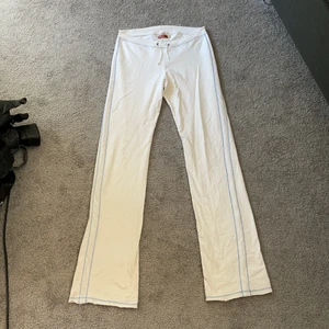 Guess byxor - Vita mjukisbyxor från Guess med blå detaljer🤍sjukt snygga - lågmidjade och vida! Köpa på Plick men jag har aldrig använt dem! Köparen står för frakt💟