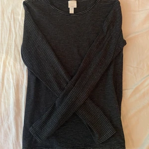 Randig tröja  - En vanlig basic randig tröja🖤 passar till vardag 