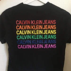 Pride Calvin Klein t-shirt - plagget var köpt rätt så länge sen men är fortfarande i väldigt bra skick. Storleken är XS men passar helt okej på S också. Har inte använt så jättemycket, den är inte riktigt min stil💕