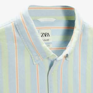 Säljer denna fina fina skjorta från Zara, herravdelningen som bara kommit till användning 3 ggr. Har använt som ”klänning”  och något som bara är att slänga över bikinin. Den är lite tjockare i materialet, nästan som tunnare ”jeanstyg”. Nypris 400 kr💘 