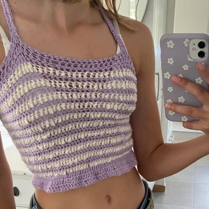 stickad croptop - Nu går det äntligen att beställa en handgjord virkat crop topp av mig. Croptoppen kommer endast att finnas i ONE SIZE då man kommer kunna spänna in rygg och nacke så att den passar just dina mått!💞 Toppen går att beställa i en färg eller två färg du bestämer ,det är även en korsettsnöring där bak så banden på toppen väljer man även färg på🤍 Kontakta privat vid intresse eller mer info🥰