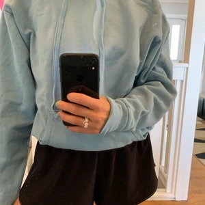 Blå hoodie  - Blå hoodie från asos, aldrig använd. Mycket bekväm. 