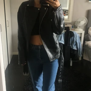 Skinnjacka  - Svart stor härlig skinnjacka 