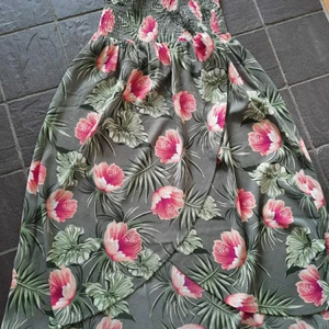 Kjol/klänning - Kjol eller klänning som aldrig är använd. Blommorna är mer lila i verkligheten. Köparen står för frakten