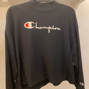 Sweatshirt  - Svart sweatshirt i strl S köpt här på plick