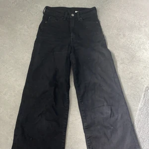 Jeans  - Säljer dom här svarta jeans. Betalning via swish, mottagaren står för frakten. 