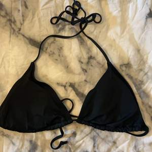 En svart bikiniöverdel som man knyter som är köpt i Kanada, men kommer inte ihåg vilken affär den är från. Lappen är borta men den passar XS-S. Knappt använd. 💗