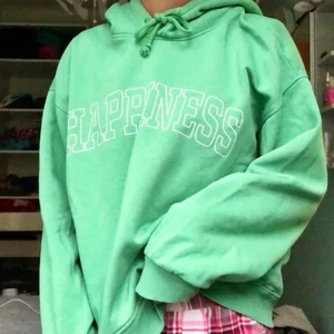 Grön hoodie💚 - En superfin grön hoodie som tyvärr inye kommer till användning💚 hör av er om ni har några frågor😊
