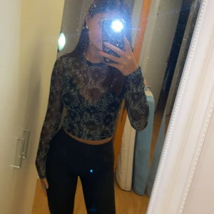 ormskinn mesh topp från h&m - säljer denna ormskinns mesh toppen som jag har använt nu de två senaste ny åren. Den är förvånansvärt skön men det är inte min stil längre. (har en egen svart bh under). Jag säljer denna för 40kr + frakten som är 40kr