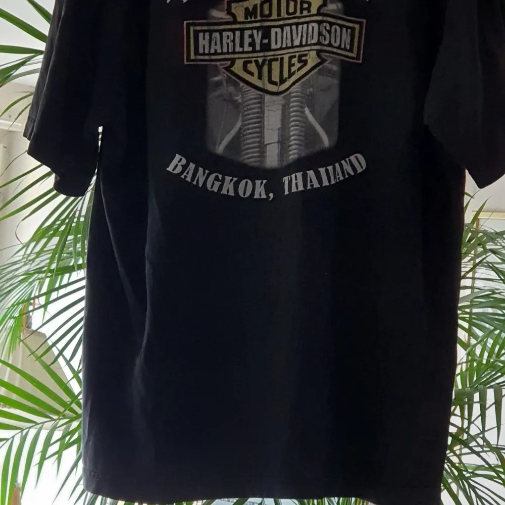 Åkta Harley Davidson T.SHIRT som är anväande men I bra skick.t.shirt passar till båda kön och passar från xxxs_ xl beror på hur man vill ha på sig. Finns fler bilder och bud I kommenterna . T-paidat.