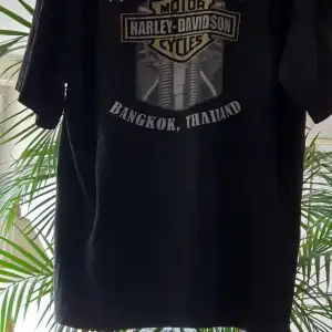 Åkta Harley Davidson  T.SHIRT som är anväande men I bra skick.t.shirt passar till båda kön och passar från xxxs_ xl beror på hur  man vill ha på sig. Finns fler bilder och bud I kommenterna 