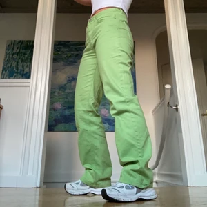 Gröna Jeans - Riktigt snygga jeans i en härlig grön färg! Passar mig som är en Small och 160cm lång! Köparen står för spårbar frakt :)