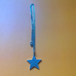 Gucci ghost necklace sterlingsilver 925  - Halsbandet är 45cm och är gjort av sterlingsilver 925! Ny pris för detta är 2300kr, men jag säljer det nu för 1300kr, det är sällsynt och tillverkas inte längre, med andra ord svårt att få tag i! SNABB affär och jag går med på 900kr! OBS.. Jag betalar frakt, om inte träff bestäms