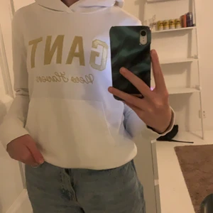 Hoodie från gant storlek 158/164 - En super fin hoodie från gant. Den har guld text som glittrar lite och en stor ficka och en luva. Den är jätte mysig och perfekt i både sommar, höst och vinter för den är inte för varm men man fryser inte heller. Denna hoodie är en lite äldre modell av gant. Använd kanske 2-3 gånger alltså ny skick🥰