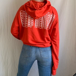 Cheap Monday hoodie! - Röd/orange hoodie från Cheap Monday med print på ryggen. Är 170 och har oftast S/36. Helt oanvänd! 