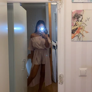 superfin playsuit  - Säljer denna fina rosa playsuiten som nästan är som en klänning. Detta är inte min stil så därför säljer jag den. Säljer för 150kr + frakt som är 60kr. 