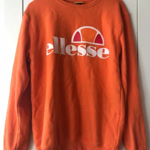 Ellesse tröja - Orange Ellessetröja i storlek M, säljer pga får inte användning för den så den är fortfarande i fint skick! Nypris 400kr men säljer för 100kr 💕 Kan mötas upp eller frakta men köparen står för frakten 💕