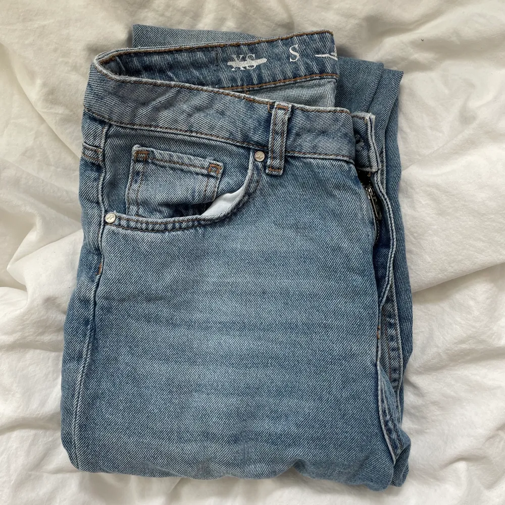 Jeans från BikBok i modellen ”girlfriend CS Janet 5! Betalning sker via swish! . Jeans & Byxor.
