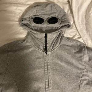 CP Company Hoodie M - Som ny, använd max 5 gånger. Strolek M passar S. Är det några funderingar är det bara att fråga.