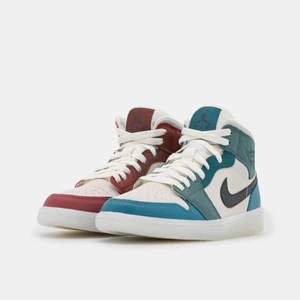 Jordan 1 - INTRESSEKOLL!! Helt nya Jordan 1 aldrig använda. Har storlek 38,5,39,40 skriv vilket pris ni skulle tänka er för att köpa.