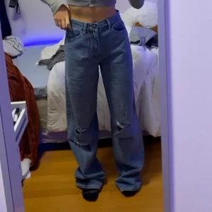 Wide legged jeans - Säljer dessa fina jeans som endast är en testade då de är alldelsses för stora för mig. Har dock tvättat de och nu sitter de lite bättre. Kom gärna prov för mer bilder :).