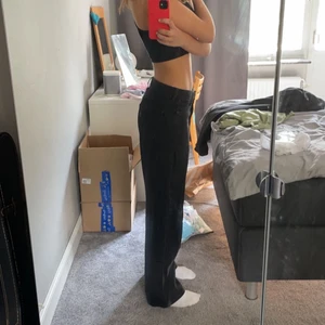 Lee jeans - Lee jeans köpta på Sellpy😍strl 28 35 men är för stora för mig, sitter ju dock snyggt oversized oxå!!! Köparen står för frakt💋puss
