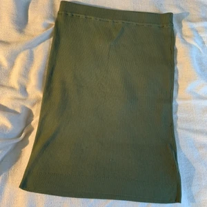 Ribbad pennkjol - Ribbad pennkjol i mossgrön färg. Mjukt bomullstyg.