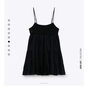 Fick denna uuursöta klänning från Zara men den har tyvärr inte kommit till användning. Vill därför sälja den för ett lite billigare pris så den används😍👍🏼👍🏼 den är luftig med en volangkjol💃🏼 Ursprungligen kostar den 399 kr