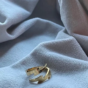 Blixt ring  - Säljer dennn jättefina ring från mitt företag. För fler frågor eller bilder kontakta 💗🥰🥰Lånad bild 