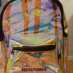 holographic väska - Inköpt för 200kr på salando men säljer den för 75kr då jag inte har använt den.Du betalar frakten och jag är inte helt säker på priset på frakt men kan snabbt kolla upp om du är intresserad.Kan skicka video när jag skickar som postbevis.Frågor är alltid välkomna <3