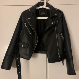 Skinnjacka från PULL&BEAR storlek XS - Säljer denna varsamt använda skinnjacka för att den är för liten för mig. Brukar vanligtvis ha XXS på jackor och ibland XS så den är liten i storlek! Betalning sker via swish, skriv i chatten om ni vill veta mer 😊