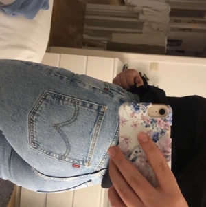 Levis ribcage straight  - Säljer mina Levis jeans eftersom jag inte använder de längre. Jag är 172 och skulle säga att jeansen är nån cm för korta! Som ni ser på bilderna är jeansen i väldigt bra skick och inte använda så mycket💗 Utgångspris-1 199kr. Köpare står för frakt!