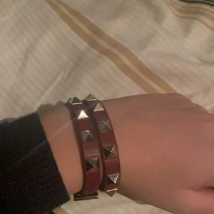 Valentino armband - Super fint dubbelt valentino armband. Det är vinrött med guldiga detaljer vilket är superfint! Har en defekt vid spännet men det finns på nästan alla valentino armband eftersom det är läder. Nypris 2600🤗kan kanske gå mer i pris vis snabb affär. Postar med spårbart såklart 