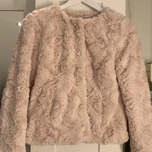 Pälsjacka  - Fin jacka som är använd Max 3ggr! Därav väldigt mjuk och fin. Köpt från Vero Moda för 399:-.