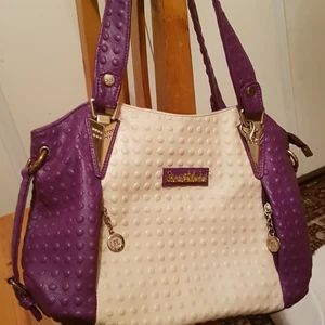 Superfint väska  - Fint väska mycket fint skick. 200kr och  66kr spårbarhet frak. Eller 99kr spårbar frak upp till 2kg..