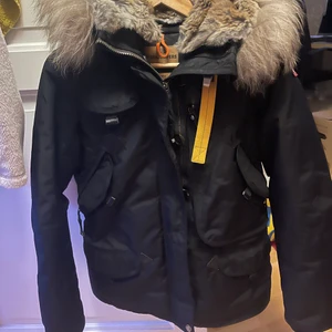 Parajumper jacka - Finns fler å bättre bilder att få! Alla tillbehör följer med svarta märket, knappar och prislappen. I mycket bra skick. Inte använd så mycket då jag inte tycker jag passar i dena sortens jacka. Köpare står för frakten.😊