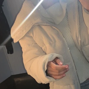 Vit mysig vinterjacka  - Denna jackan är så så varm och passformen är helt amazing. Köpt förra vintern och har inga skador, skicket är som nytt💓